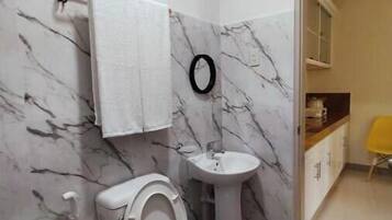 Haartrockner, Handtücher, Seife, Shampoo