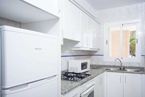 Kylskåp, mikrovågsugn, ugn och kaffe- och tebryggare