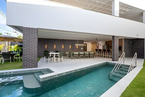 อพาร์ทเมนท์ | สระว่ายน้ำ | สระว่ายน้ำกลางแจ้ง