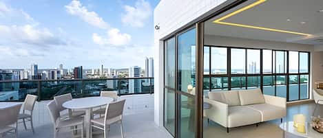 Apartment | Outdoor dining