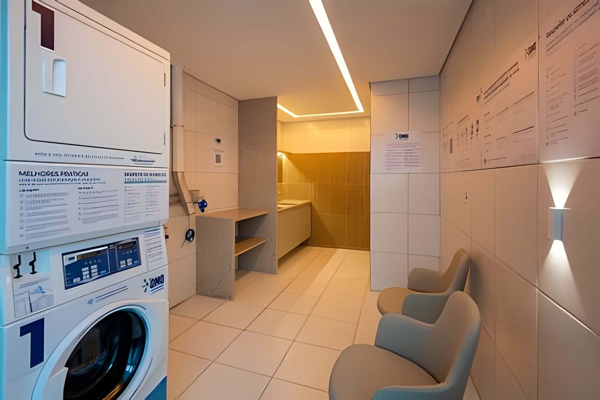 Une buanderie équipée d’un lave-linge, d’un étendoir et d’un coin salon.