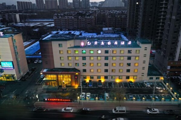 A multi-story hotel with a parking lot in front. - Bali Holiday Inn (Shenyang Nanta) (Shenyang)