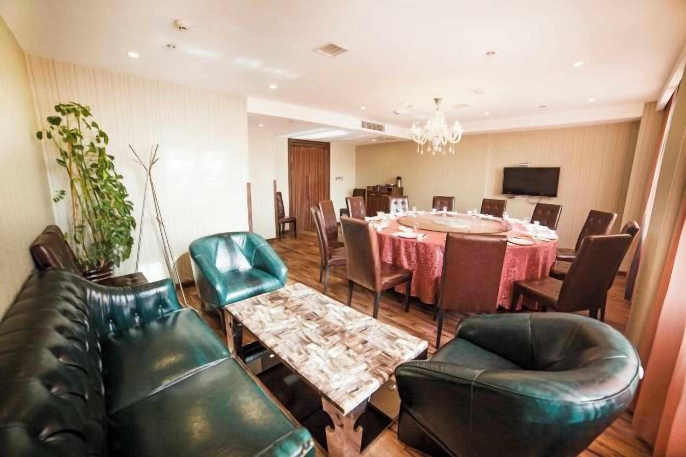 Una sala de estar moderna con un sofá, una mesa de centro y un comedor con una mesa redonda.