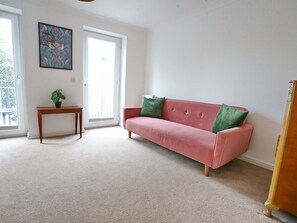 Una televisión, libros