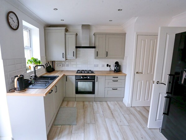 Kühlschrank, Mikrowelle, Ofen, Geschirrspüler