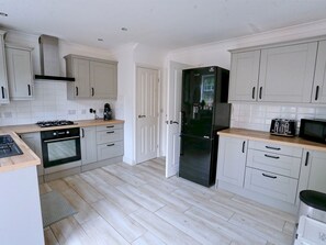 Fridge, microwave, oven, dishwasher - Spacious 3Bed City Home Northern QTR - Pass the Keys (Salford)