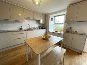 Geladeira, micro-ondas, fogão, lava-louças