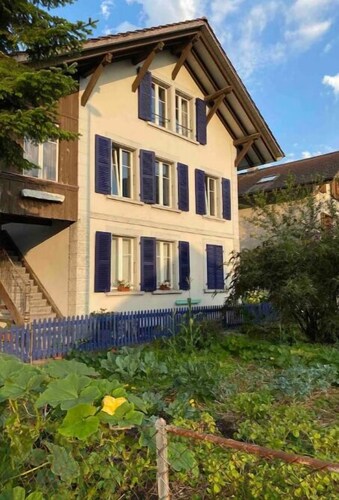 Stylish Village Retreat – 5 Min to Lake, Surrounded by Mountains & Nature