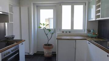 Microondas, horno, parrilla de estufa y lavavajillas