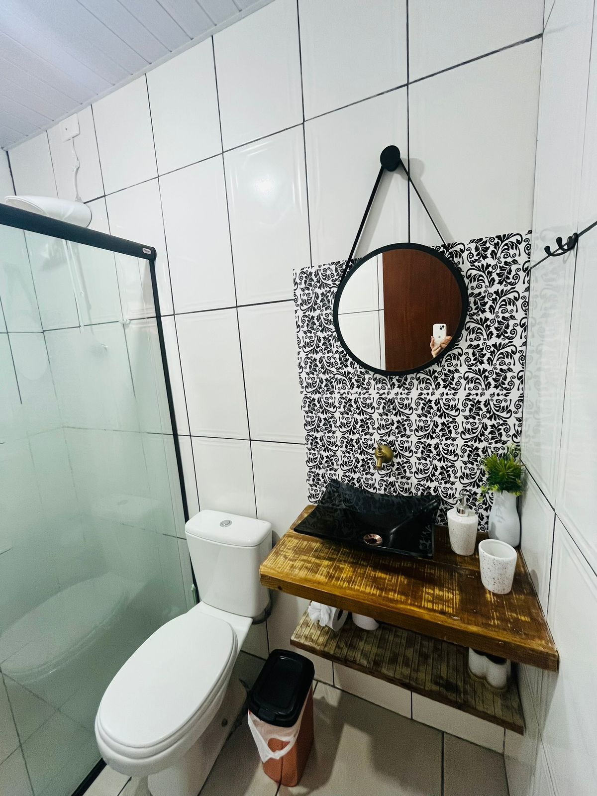 Sèche-cheveux, serviettes fournies, papier toilette