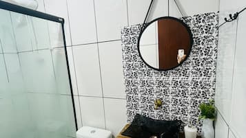 SĂšche-cheveux, serviettes fournies, papier toilette