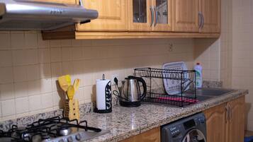 Fridge, oven, stovetop, coffee/tea maker