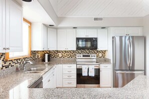 Frigorifero, microonde, forno, piano cottura