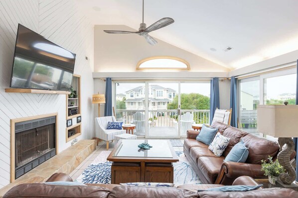 TV, foosball - New Listing! 3 Mins to Beach, Pool, Shuffleboard! (Corolla)