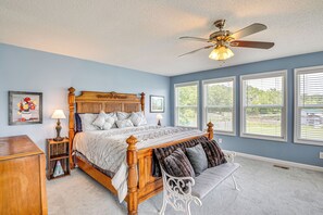 4 bedrooms, desk, iron/ironing board, travel cot - Fire Pit + BBQ: Lake Guntersville Family Home (Hollywood)