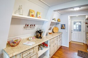 Interior - Fire Pit + BBQ: Lake Guntersville Family Home (Hollywood)