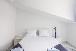 Suite, angolo cottura, vista oceano | Una scrivania, postazione laptop, tende oscuranti, Wi-Fi gratuito