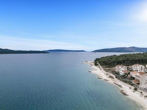 Una spiaggia nelle vicinanze, 2 bar sulla spiaggia