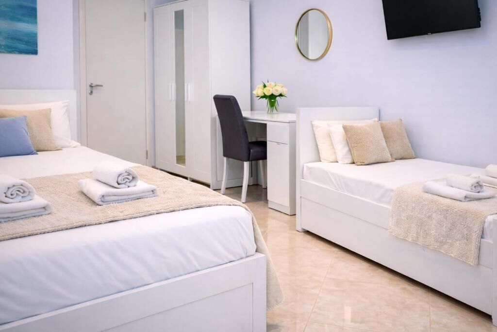 Tripla Basic, bagno privato, vista mare | Una scrivania, postazione laptop, tende oscuranti, Wi-Fi gratuito