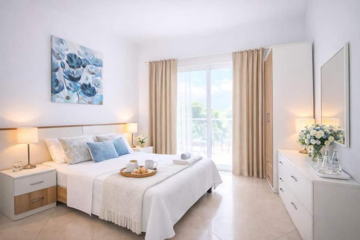 Classic-huoneisto, keittotila, merinäköala | Työpöytä, kannettavalle tietokoneelle sopiva työtila, pimennysverhot