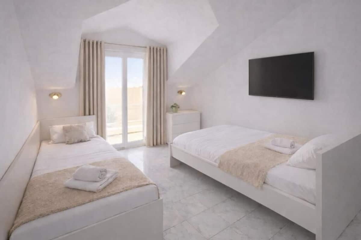 Kolmen hengen standard-huone, oma kylpyhuone, merinäköala | Työpöytä, kannettavalle tietokoneelle sopiva työtila, pimennysverhot