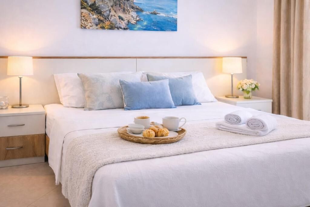 Apartamento clássico, cozinha americana, vista para o mar | Escrivaninha, espaço de trabalho para notebook, cortinas blackout
