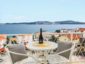 Suite, angolo cottura, vista oceano | Una scrivania, postazione laptop, tende oscuranti, Wi-Fi gratuito