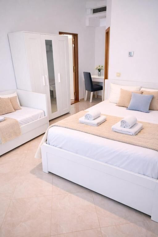 Una scrivania, postazione laptop, tende oscuranti, Wi-Fi gratuito