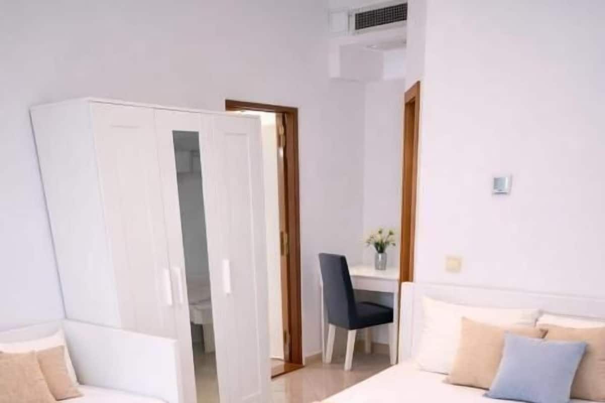 Työpöytä, kannettavalle tietokoneelle sopiva työtila, pimennysverhot