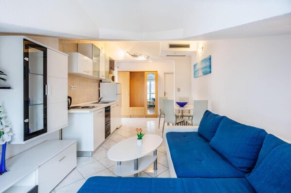 Suite, angolo cottura, vista oceano | Una scrivania, postazione laptop, tende oscuranti, Wi-Fi gratuito