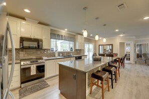 Fridge, microwave, coffee/tea maker, toaster - Family-Friendly Rock Island Home 5 Mi to Splashway (Garwood)