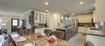 Family-Friendly Rock Island Home 5 Mi to Splashway