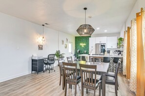 Dining - Backyard Movie Nights! Galveston Beach Retreat (Galveston)