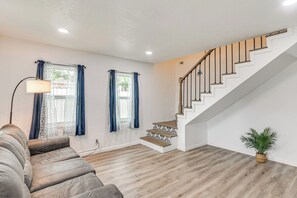 TV - Backyard Movie Nights! Galveston Beach Retreat (Galveston)