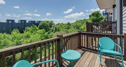 Skyline Views: Nashville Townhome 3 Mi to Broadway