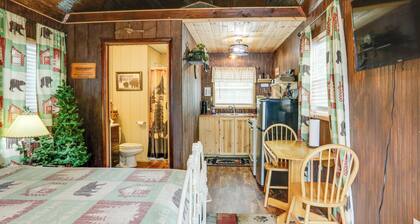 Romantic Escape in Greers Ferry < 1 Mi to Lake