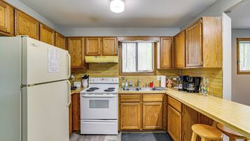 Kühlschrank, Mikrowelle, Herdplatte, Wasserkocher mit Kaffee-/Teezubehör