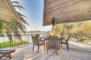 Outdoor dining - Stylish Waterfront Oasis in St Pete Beach (St Pete Beach)