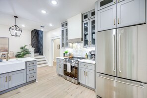 Réfrigérateur, micro-ondes, plaque de cuisson, lave-vaisselle
