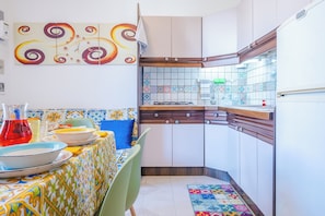 Réfrigérateur, micro-ondes, plaque de cuisson, lave-vaisselle