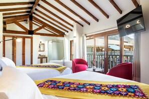 Värdeförvaringsskåp på rummet och mörkläggningsgardiner