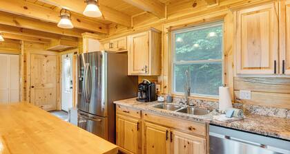 Waynesville Romantic Hideaway w/ Private Hot Tub