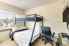 3 bedrooms, desk, iron/ironing board, Internet