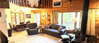 Charming 2-bedroom + loft cabin in Wasilla with Sauna