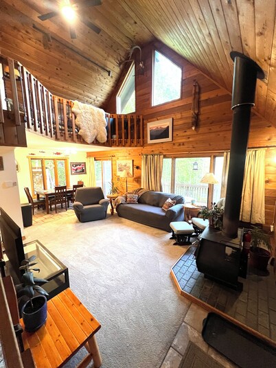 Charming 2-bedroom + loft cabin in Wasilla with Sauna