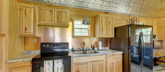 5 Mi to Splashway Waterpark: Cabin in Rock Island