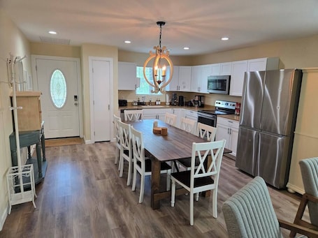 Fridge, microwave, oven, stovetop. 5 mins to Lake | Sleeps 7 | Boat Parking