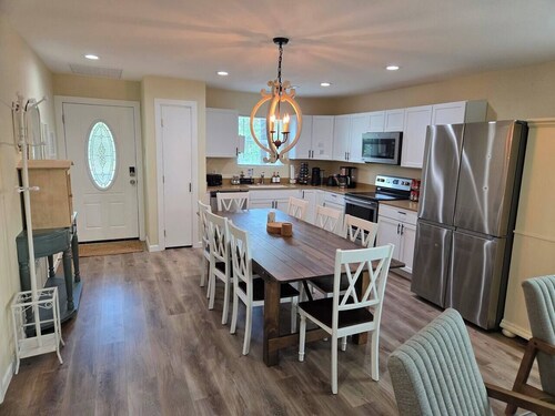 5 mins to Lake | Sleeps 7 | Boat Parking