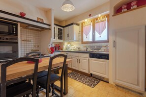 Fridge, microwave, oven, stovetop - Chalet Laura, Ski & Authenticity (Les Belleville)