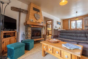 TV, fireplace